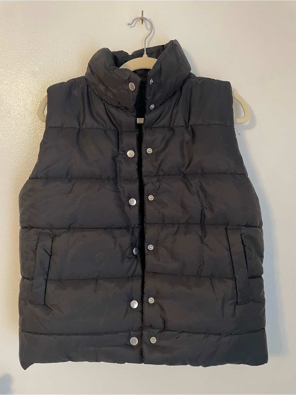 Black puffer vest with pockets and snap button closure size medium